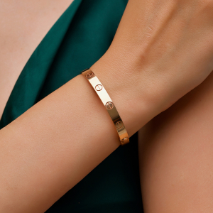 Золотой браслет "Любовь"