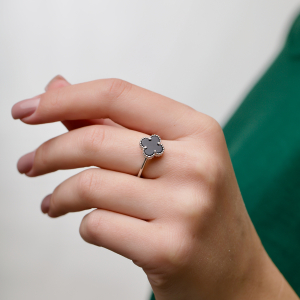 Срібна каблучка "Cloveria"