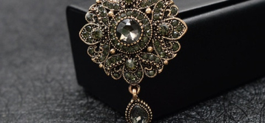 Повернення до минулого: історія та стиль ретро-брошка