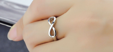 Символ нескінченності  на кільцях. Вічність у ювелірних шедеврах