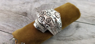 Які ювелірні прикраси можна подарувати чоловікові