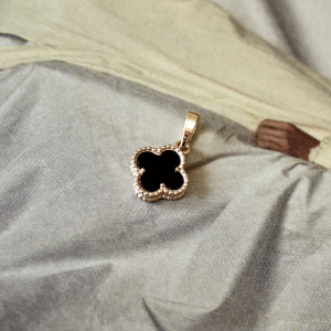 Золотая подвеска "Cloveria"