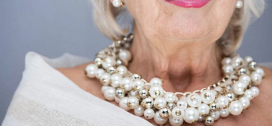 Елегантне Сяйво: Як підібрати прикраси для старшого віку