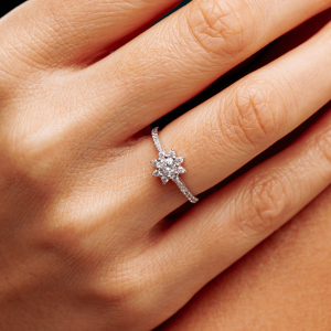 Срібна каблучка "Квітка"