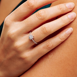 Срібна каблучка "Квітка"