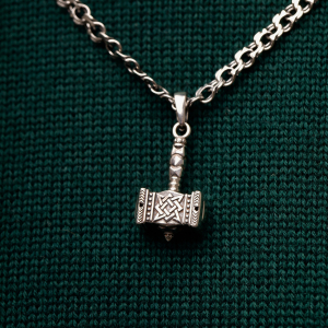 Серебряный подвес "Молот"