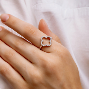 Срібна каблучка "Cloveria"