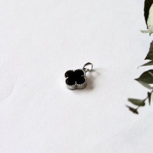 Золотой подвес "Cloveria"